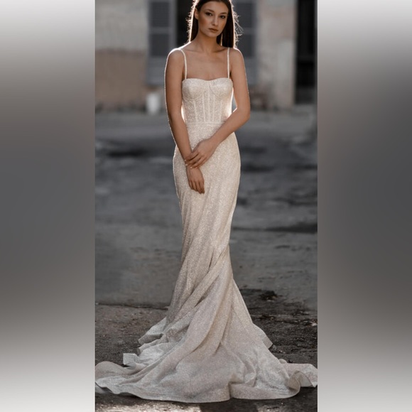 Wedding dress worn in September 2023. Only altered for length. I am 5’5” - Picture 4 of 7